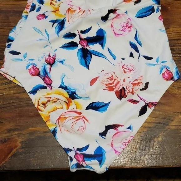 Cupshe Floral and Stripes One Piece Swimsuit Size Medium - Picture 5 of 7